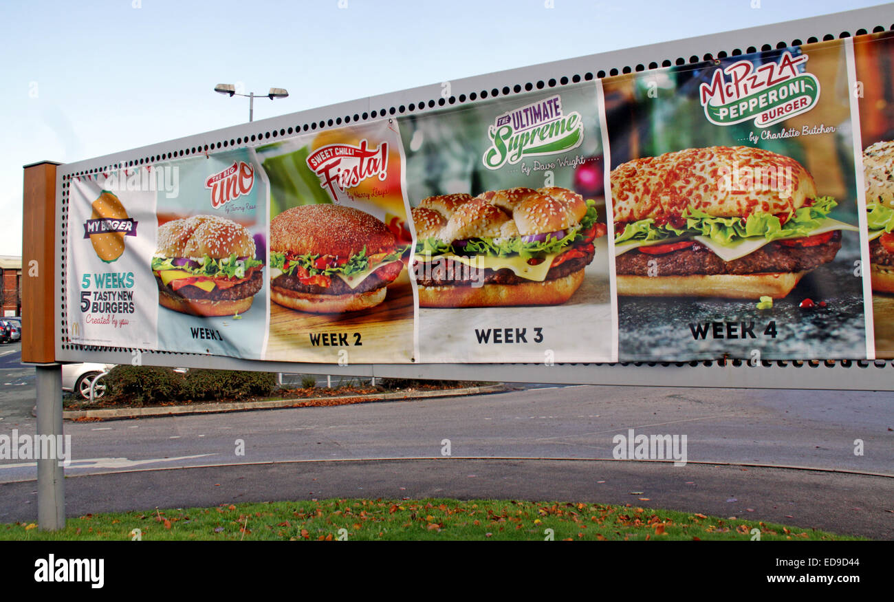 Promoción de comida rápida McDonalds McPizza firmar, en Warrington, Cheshire, Inglaterra, Reino Unido Foto de stock