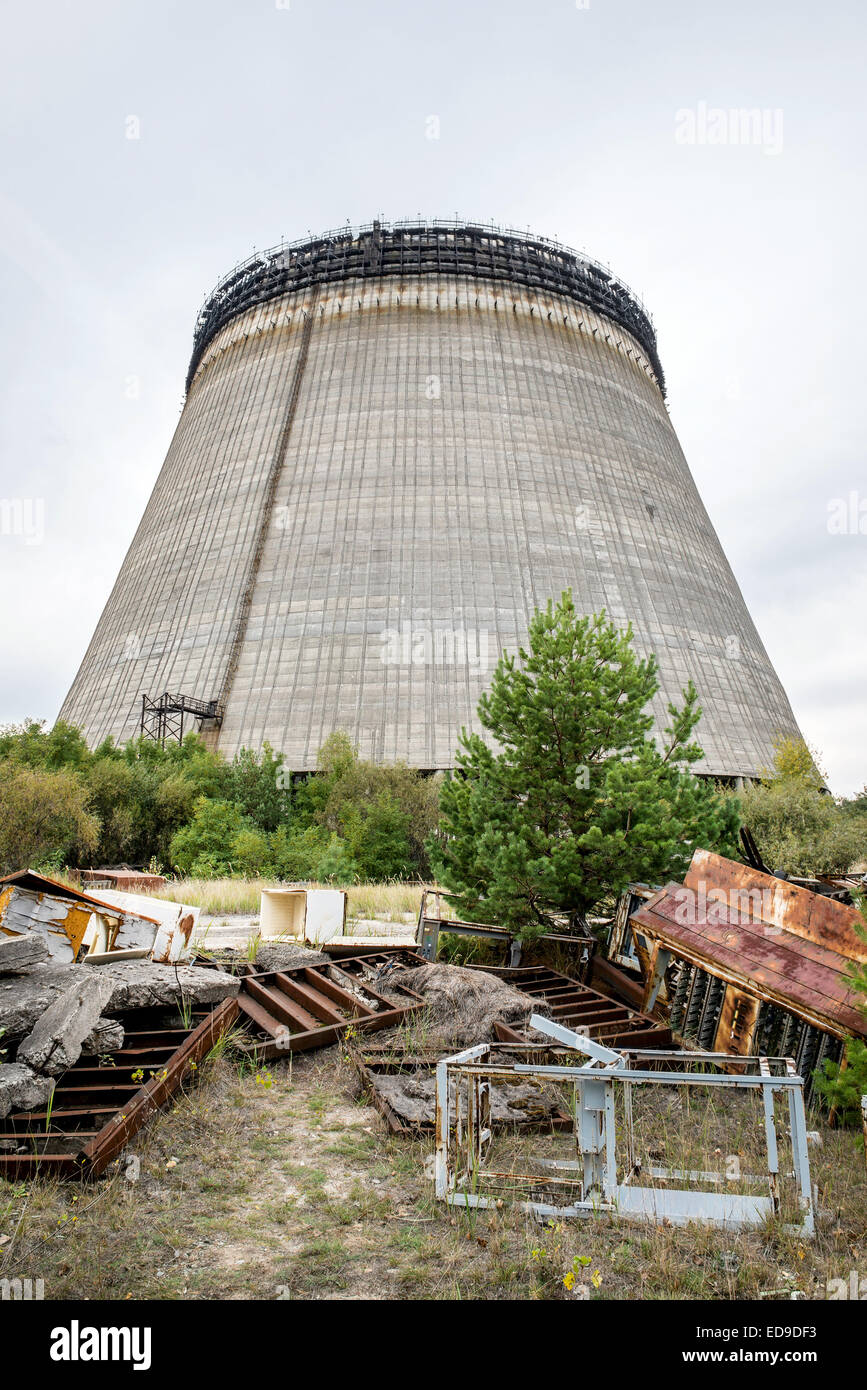 Reactor no. 5 torre de refrigeración en la planta de energía nuclear de Chernobyl, la zona de alienación, Ucrania Foto de stock