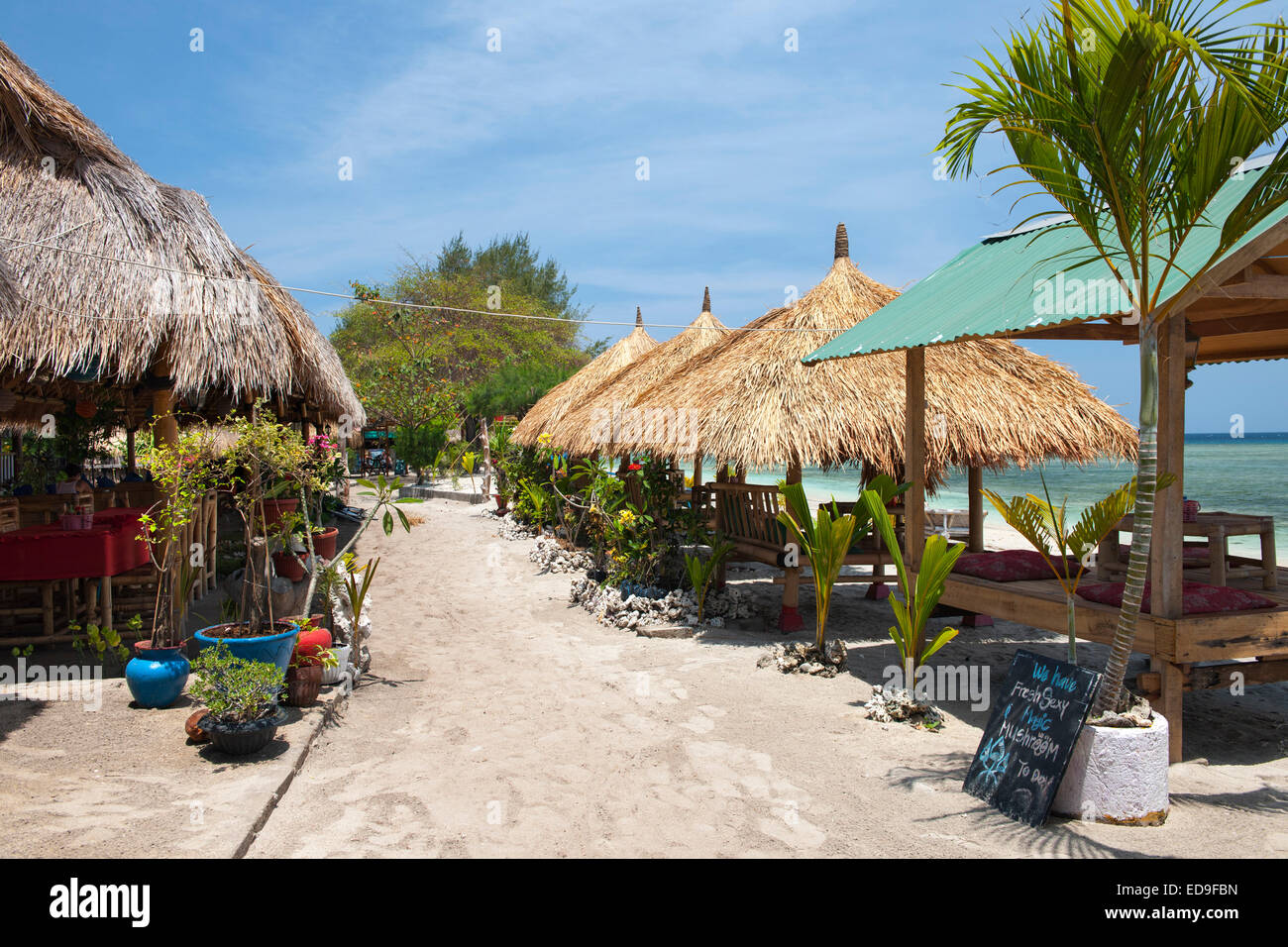 Tumbonas de playa en la isla de Gili Air, Indonesia. Foto de stock