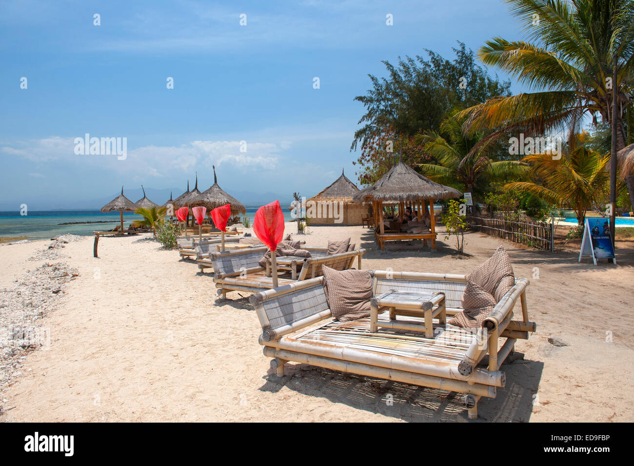 Tumbonas de playa en la isla de Gili Air, Indonesia. Foto de stock