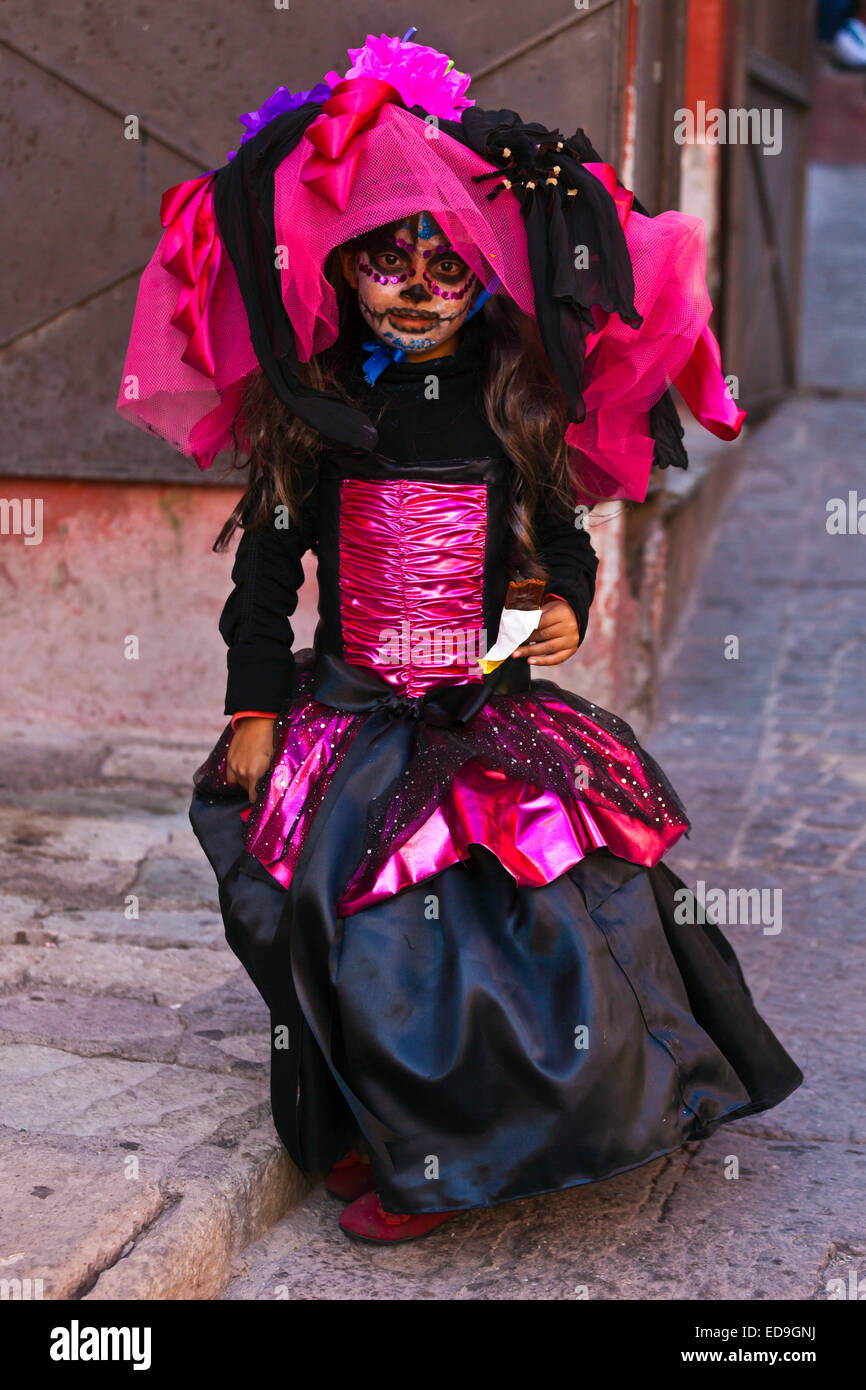 Niña vestida como la calavera catrina elegante calavera fotografías e de alta resolución - Alamy