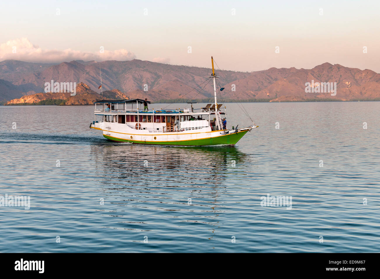 Barco turístico navegar por las aguas e islotes frente a la costa de la isla de Flores, Nusa Tenggara Oriental, Indonesia. Foto de stock