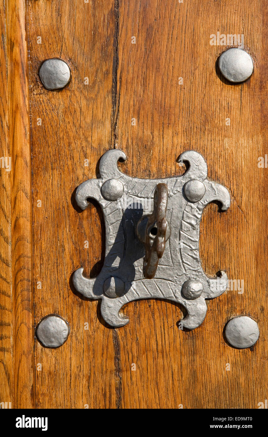 Cerradura con llave en la puerta de una iglesia Fotografía de stock - Alamy