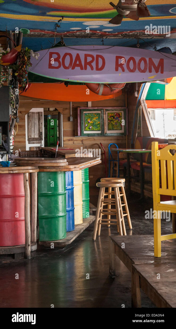 Colorido bar con tablas de surf "Board Room" decoración en Aruba Fotografía  de stock - Alamy