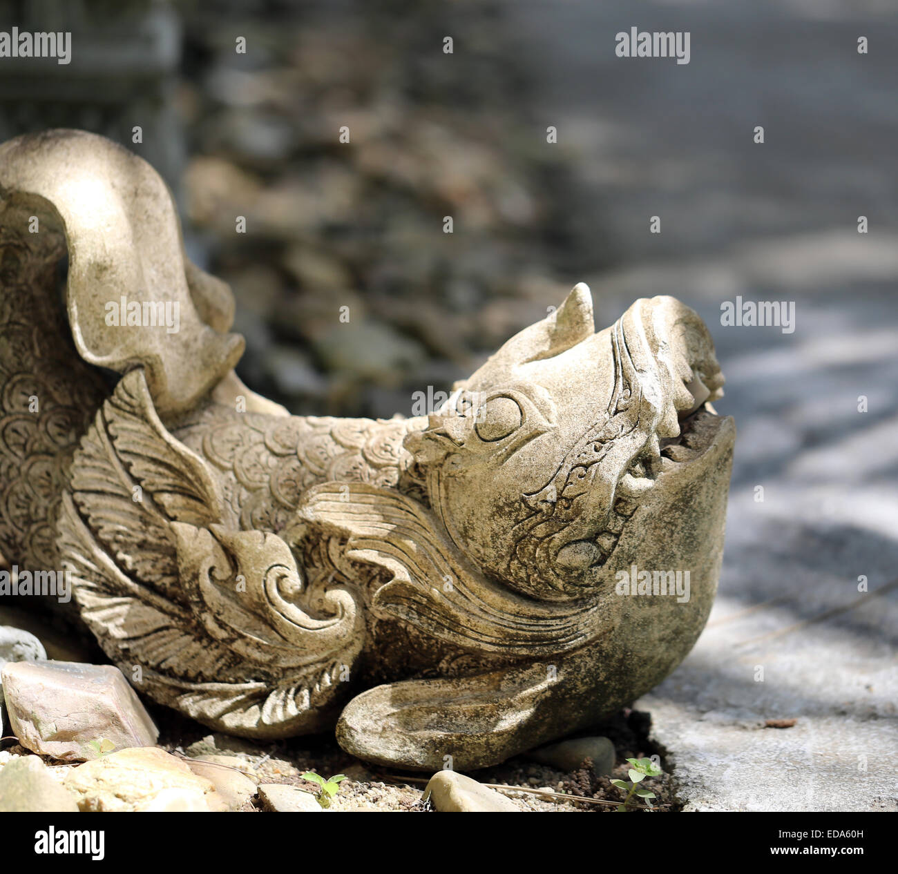 Escultura de seres divinos en Tailandia con fotografirovanie en templos budistas Foto de stock