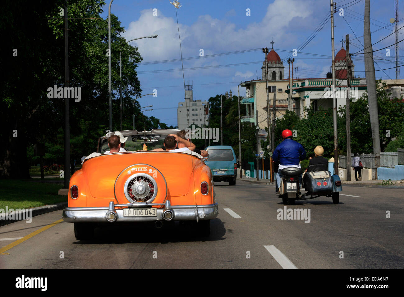 Los turistas circulando en vintage clásico americano Buick auto en La Habana, Cuba Foto de stock