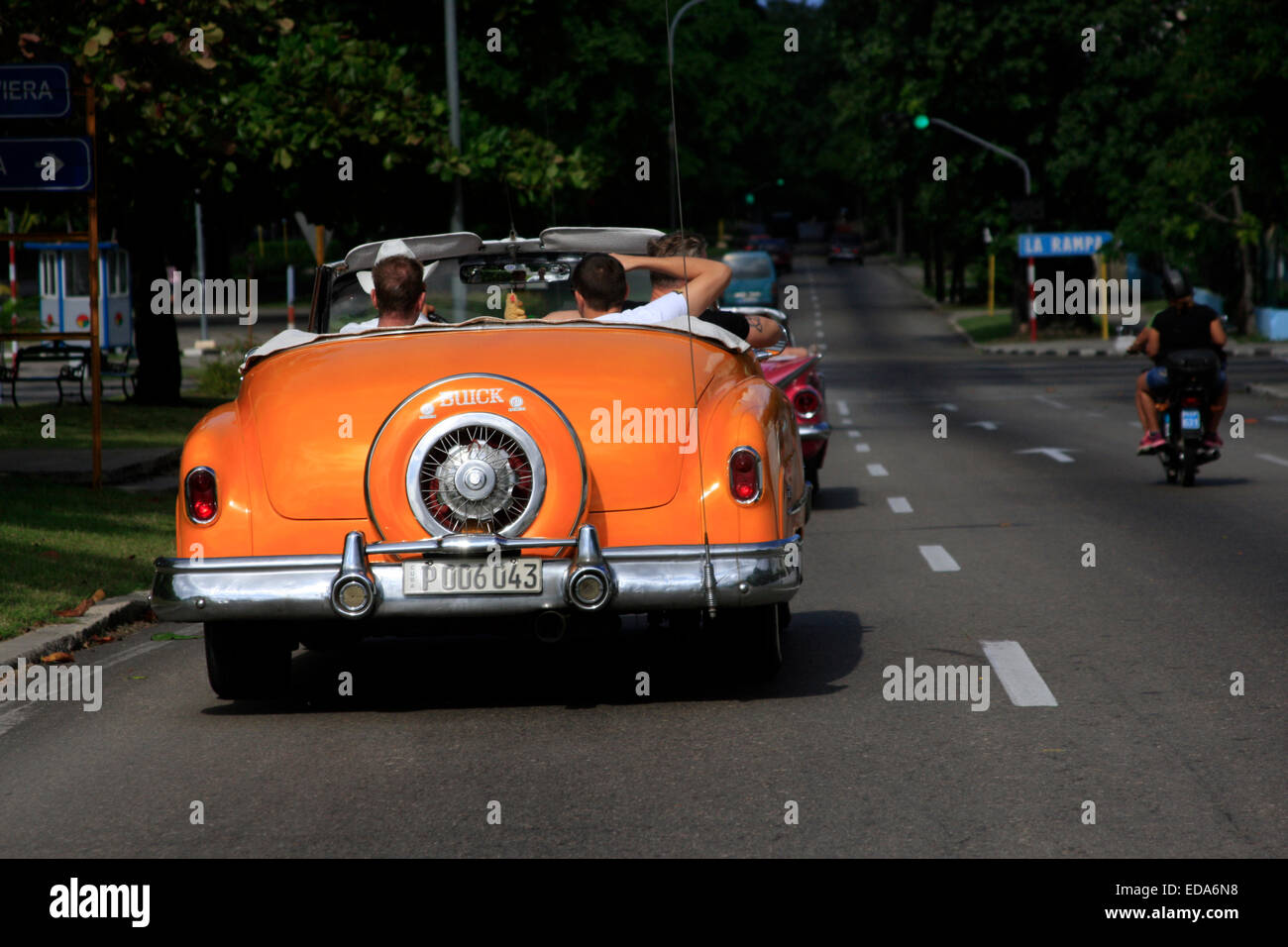 Los turistas circulando en vintage clásico americano Buick auto en La Habana, Cuba Foto de stock