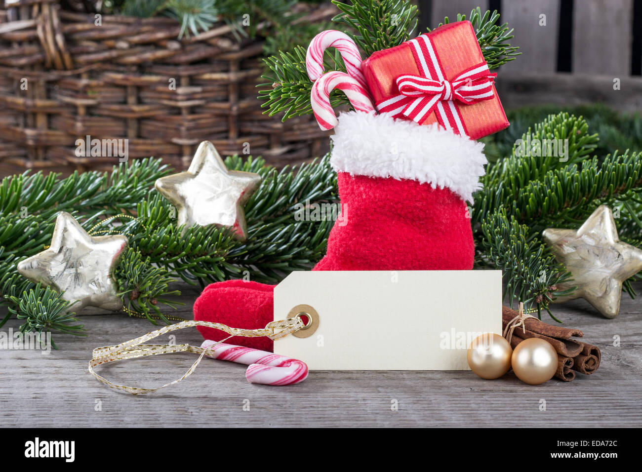 Calcetín rojo con regalos y estrellas Foto de stock