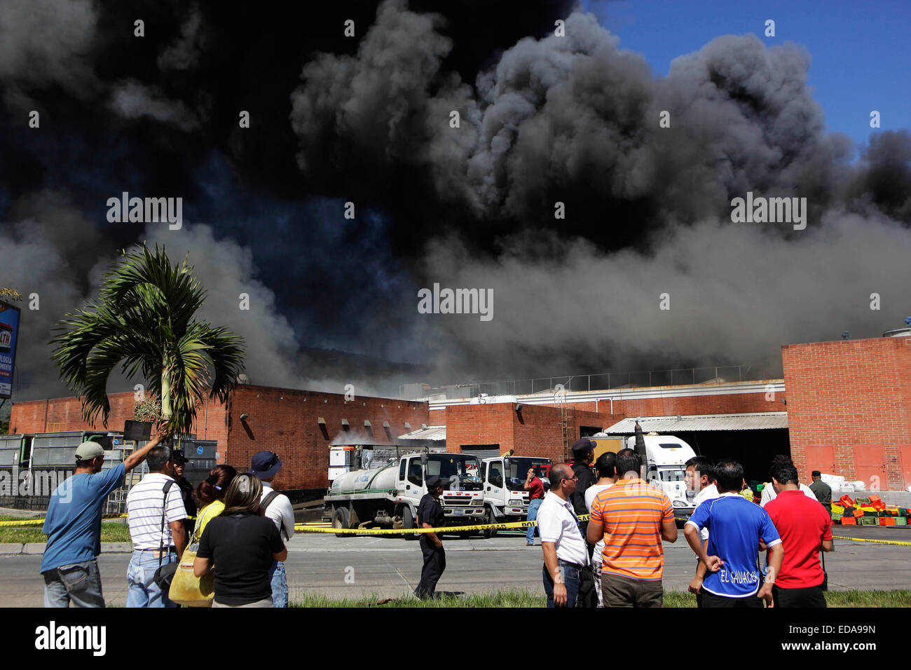 Antiguo Cuscatlán, El Salvador. El 3 de enero de 2015. Las personas se  reúnen fuera del centro comercial Las Cascadas donde estalló un incendio en  la ciudad de Antiguo Cuscatlán, 12 kilómetros