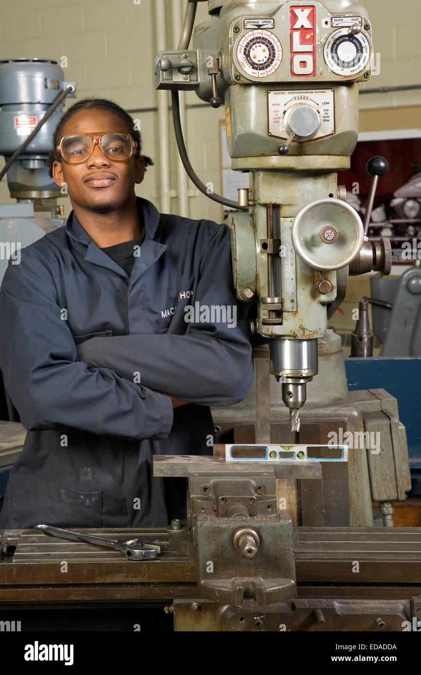 Estudiante en el taller metalúrgico Foto de stock