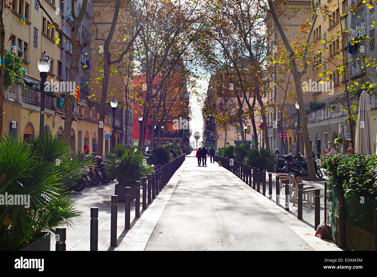 Personas no identificadas caminando por las calles de Barcelona en la
