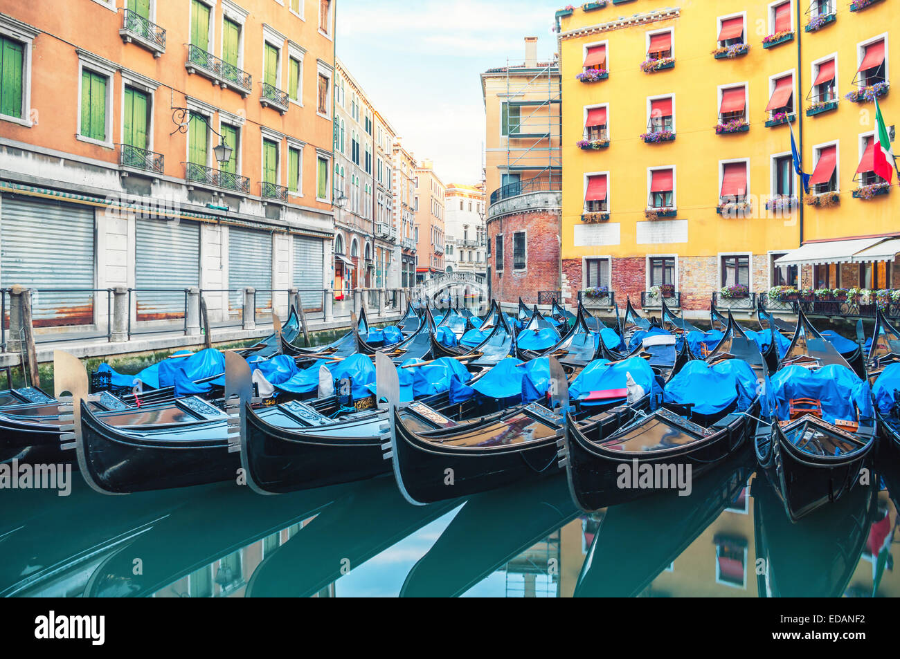 Las góndolas famosas aparcamiento en una pequeña bahía en Venecia, Italia. Foto de stock