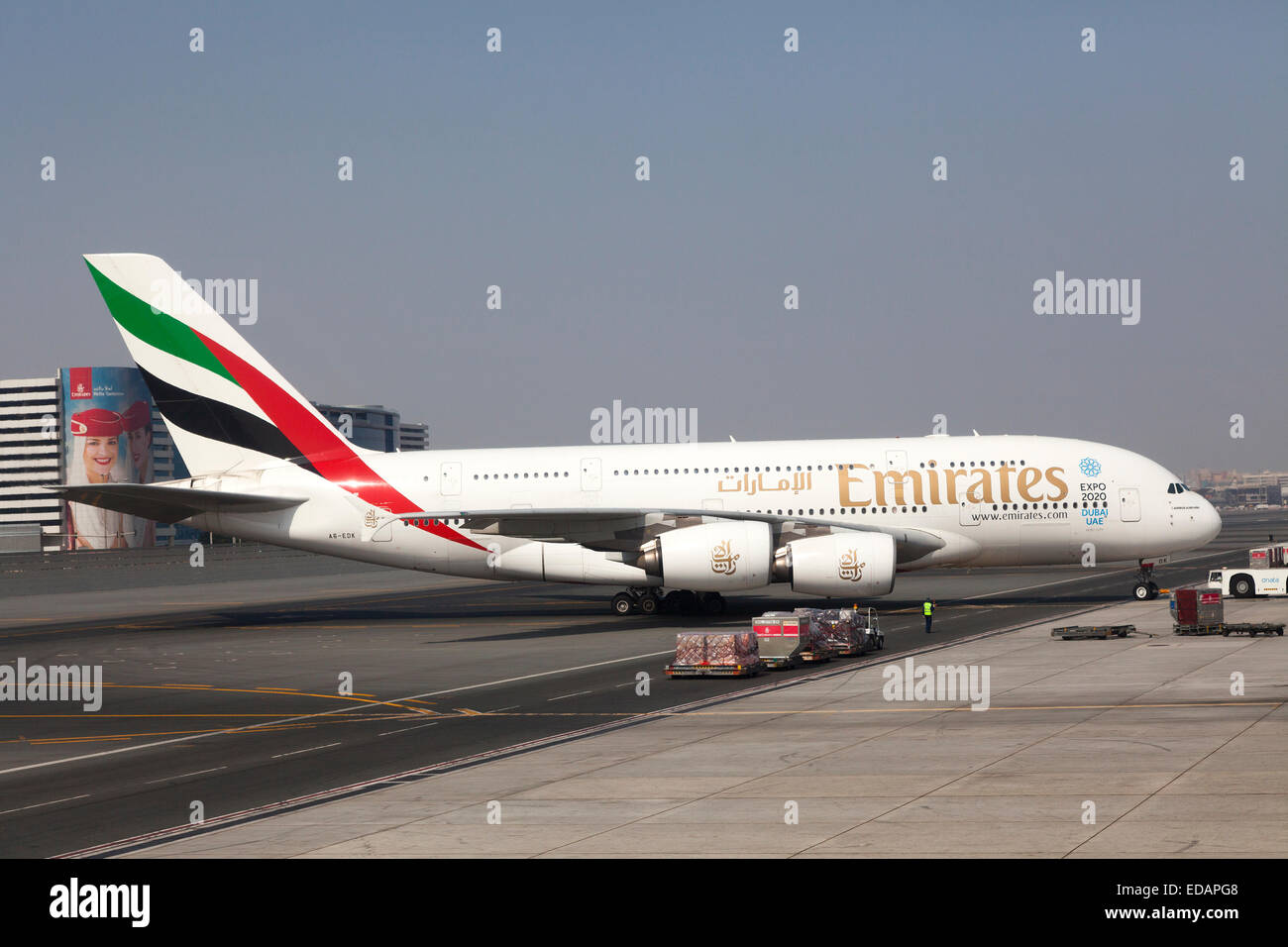 Avión de Emirates Airline en el aeropuerto de Schiphol en Holanda Foto de stock