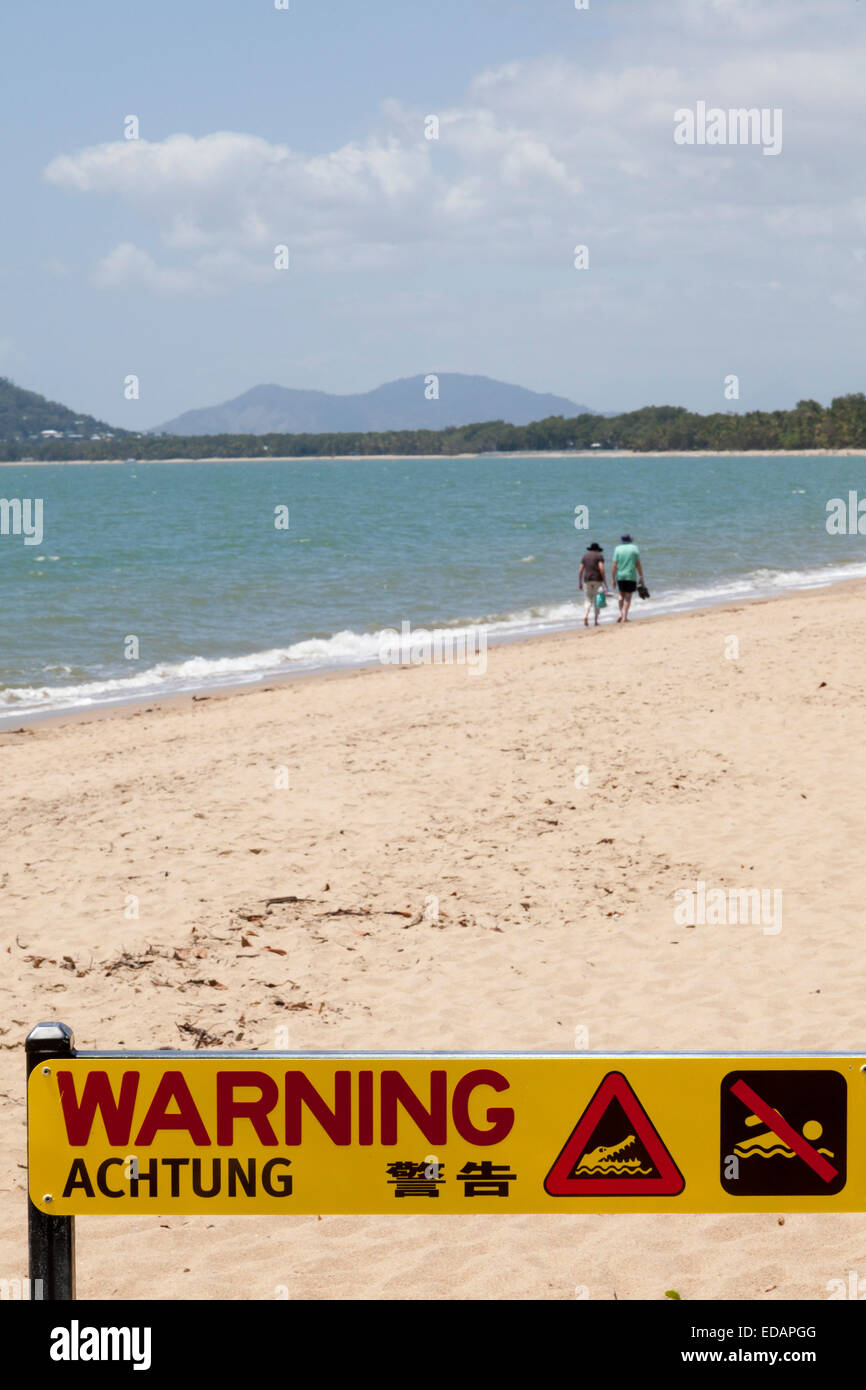 Señal de advertencia sobre la playa de Mission Beach Australia Foto de stock