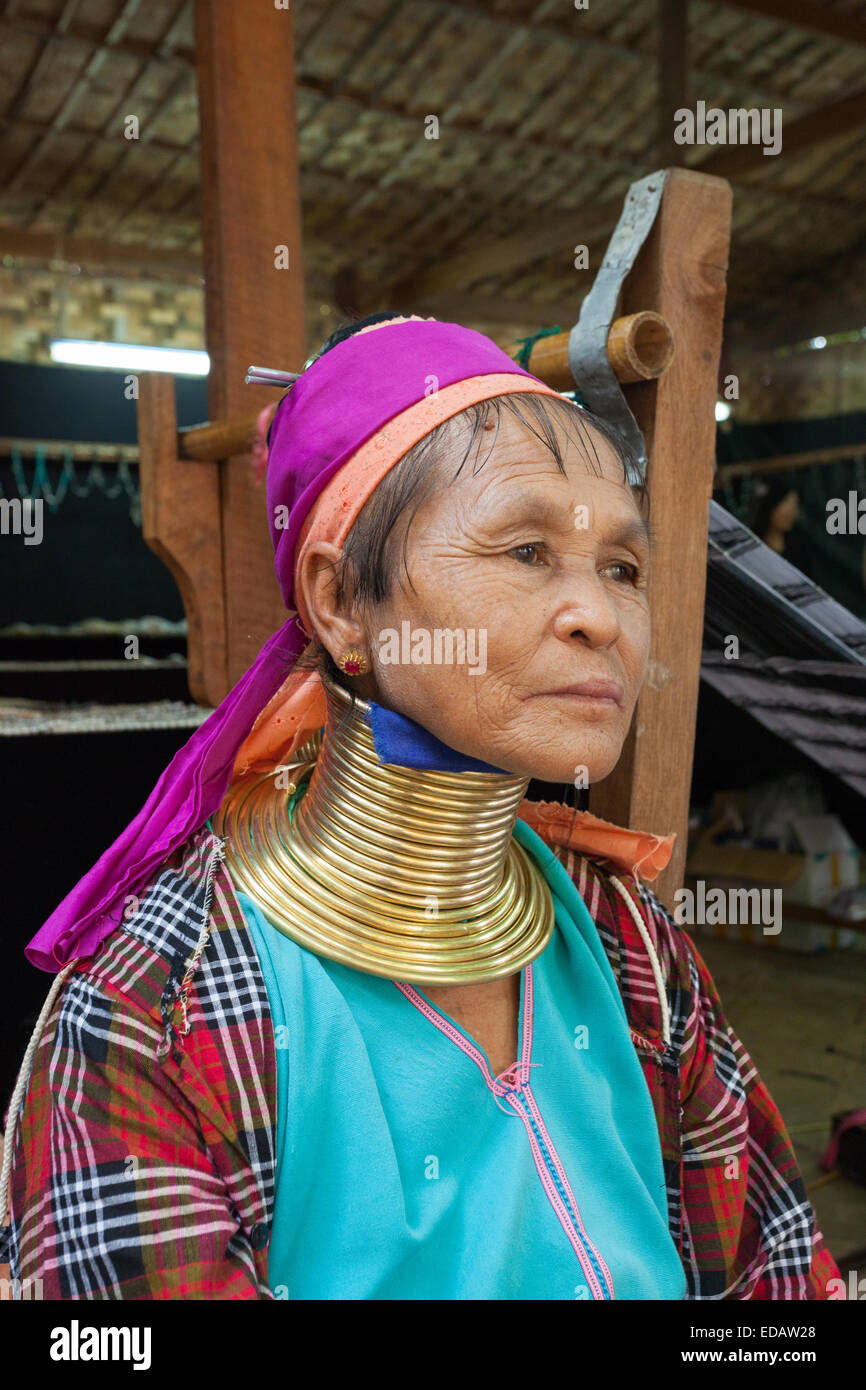 Señora con los tradicionales cuellos del estado de Shan, Templo, Bagan, Myanmar. Existe la preocupación de que estas personas son explotadas a Foto de stock
