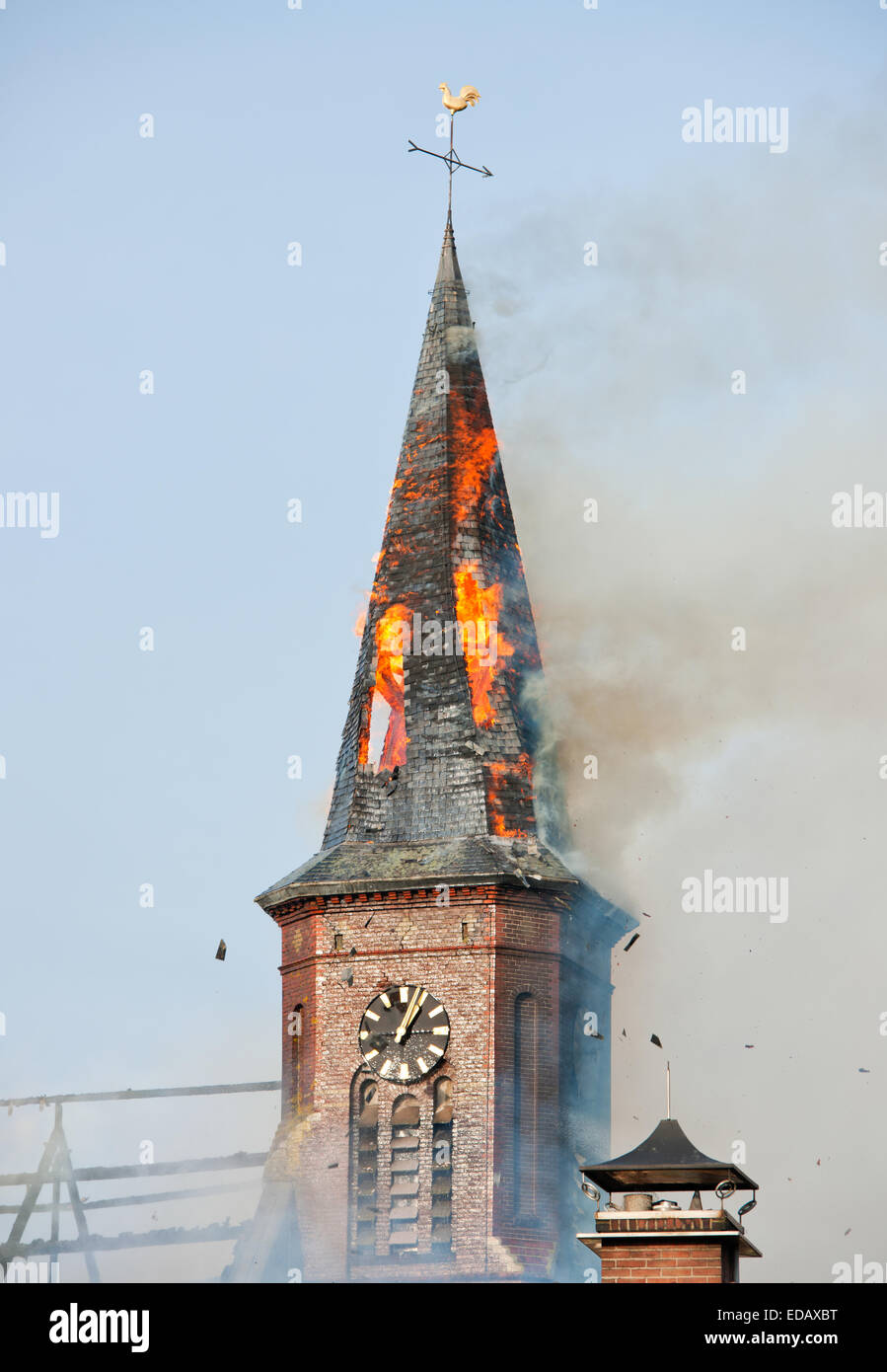 La torre de la Iglesia en el fuego Foto de stock