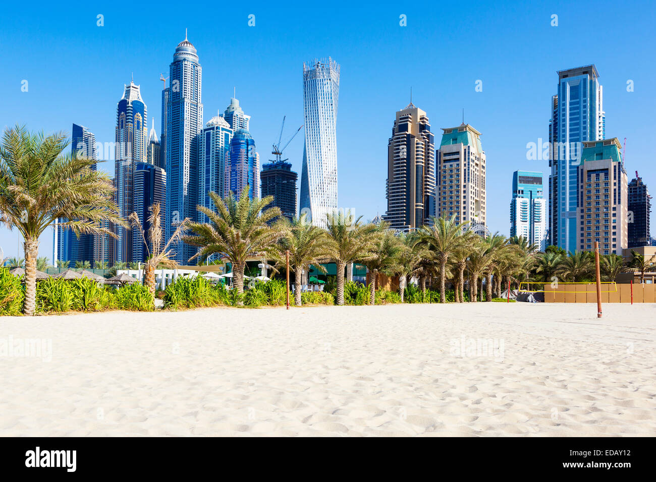 Vista horizontal de rascacielos y la playa de Jumeirah en Dubai. Eau Foto de stock