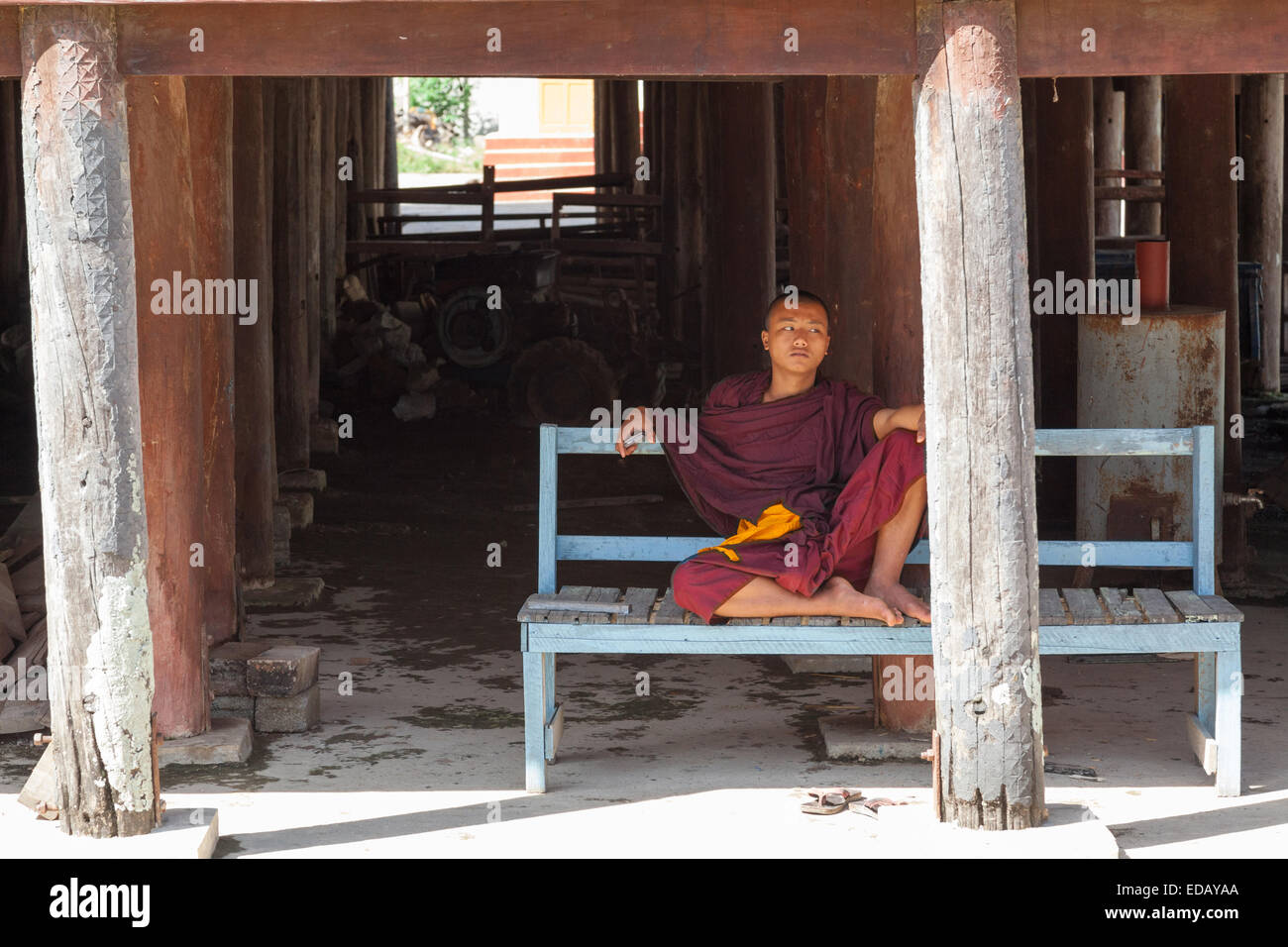 Monje sentado, Monasterio Nyaungshwe, Myanmar Foto de stock