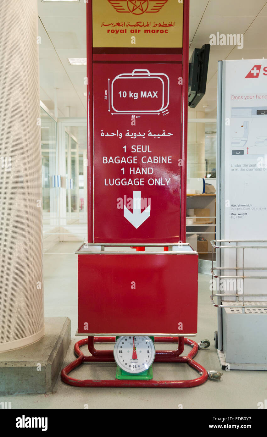 El tamaño de la bolsa del bastidor tester para medir las dimensiones la mano pasajero en el llevar equipaje de mano. El aeropuerto de Ginebra, Suiza Fotografía de