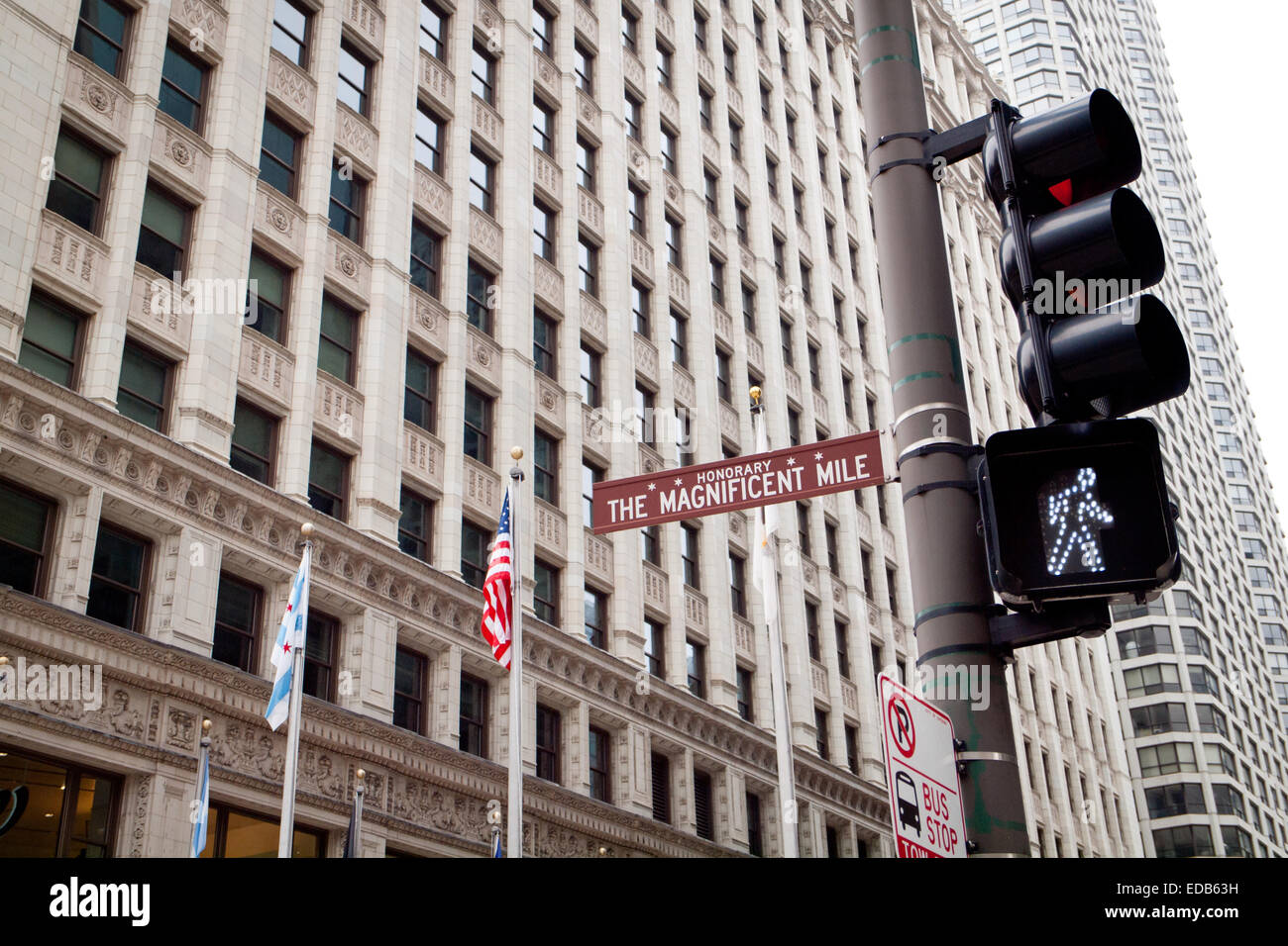 Signo de la calle de la Magnificent Mile, también conocido como North Michigan Avenue en Chicago, Illinois. Wrigley Building en segundo plano. Foto de stock