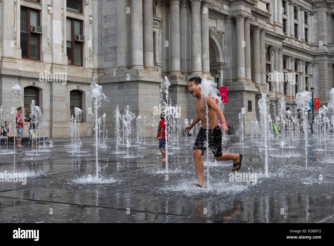 Niños jugando en las fuentes delante del Ayuntamiento, Filadelfia, Pennsylvania Foto de stock