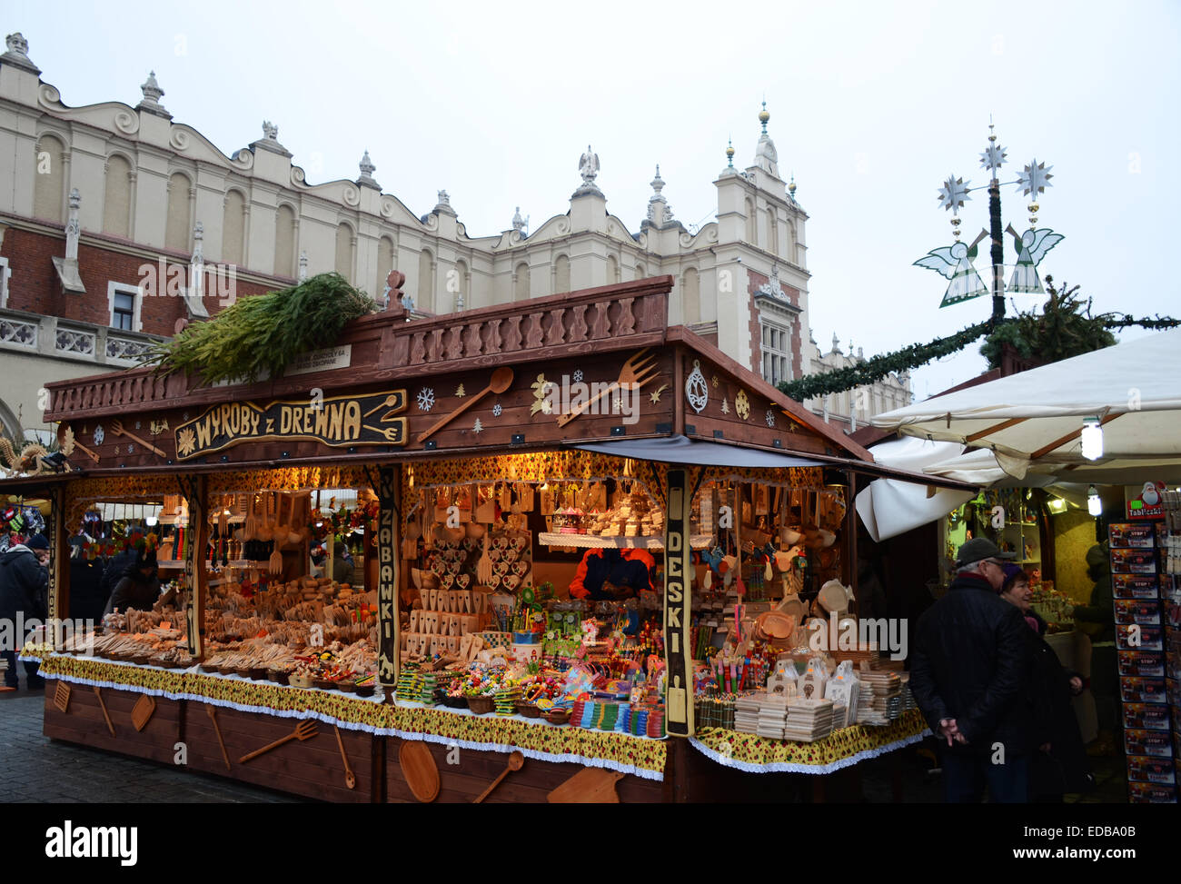 Stand de artesanía local en el mercado de Navidad en tela histórico edificio del mercado, Cracovia, Polonia Foto de stock
