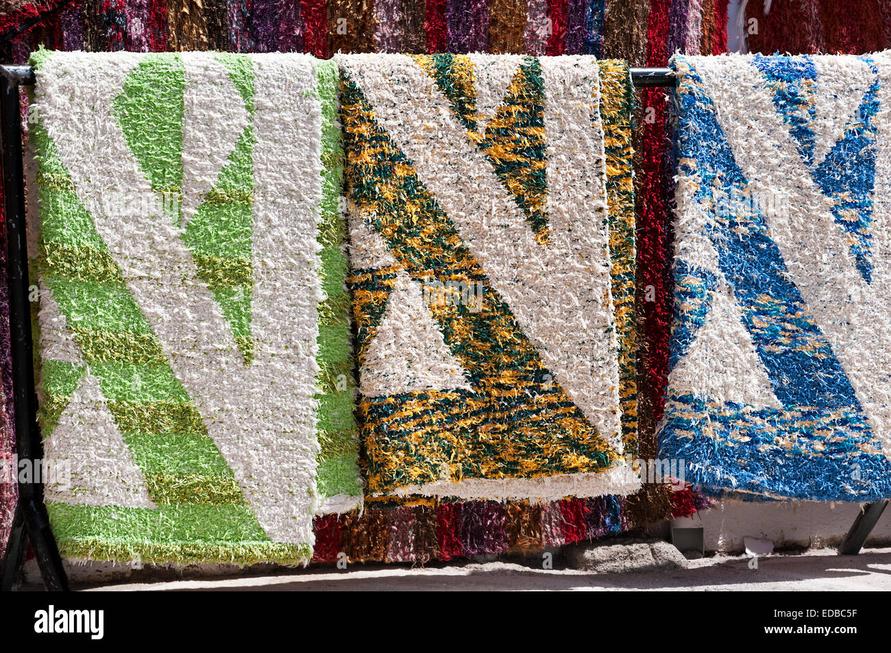 Coloridas alfombras tejidas a mano para la venta, Capileira, Alpujarras, Sierra Nevada, España Foto de stock