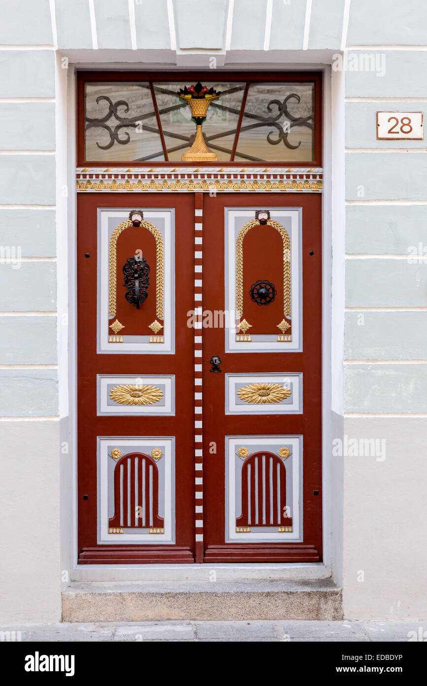 Puerta frontal, puerta de madera, Toompea, Tallin, Estonia Foto de stock
