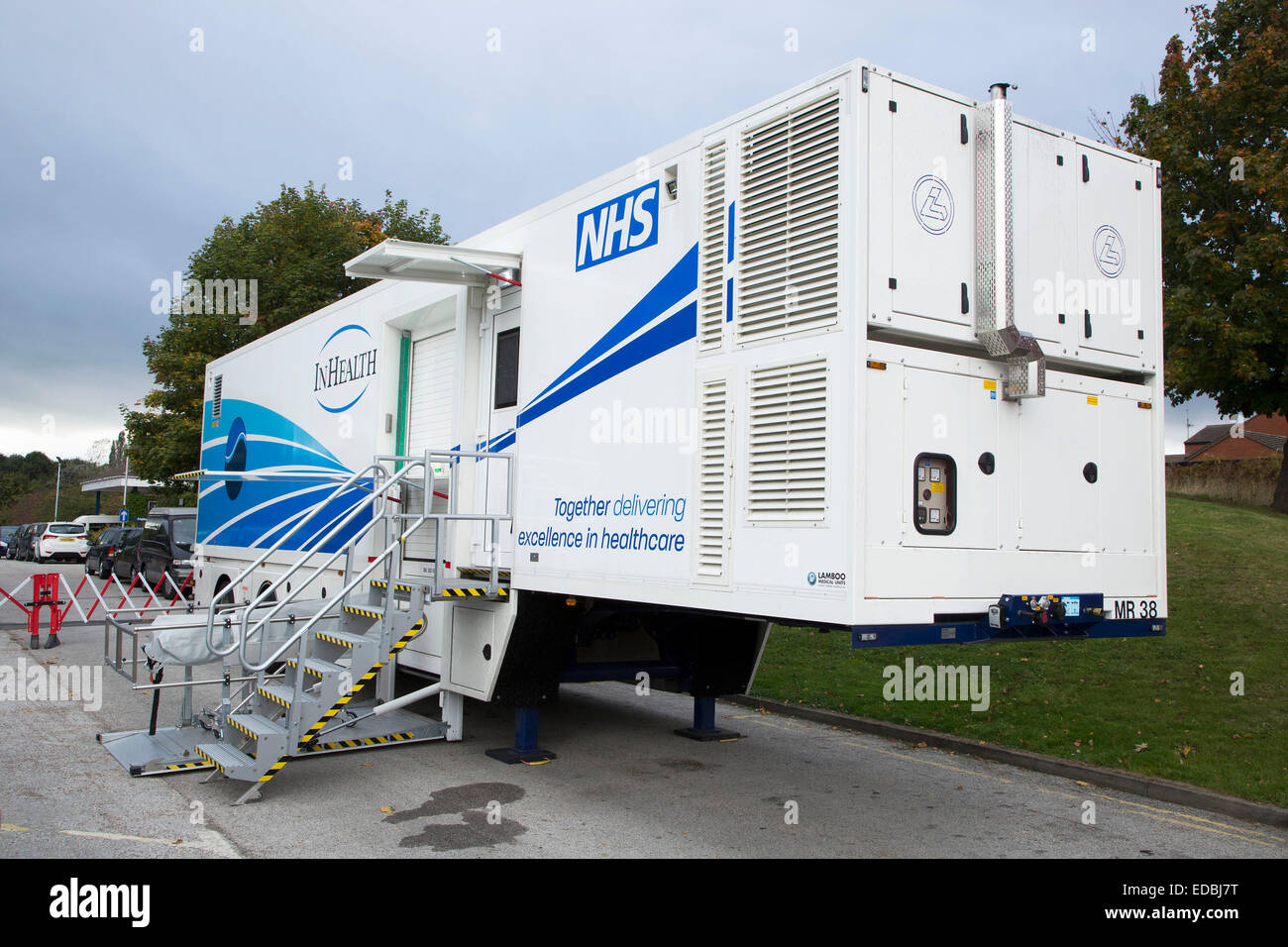 Escáner de RM móviles en costumbre construido trailer en un hospital del NHS Foto de stock
