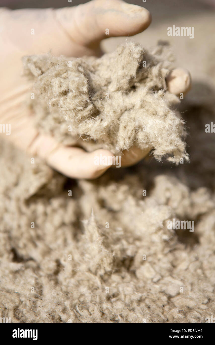 Imagen ilustrativa de material aislante de lana de roca para su uso en el aislamiento de la pared de la cavidad. Foto de stock