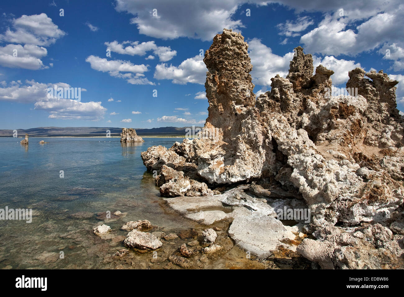 Formaciones de roca de toba, el Lago Mono, Mono Lake Toba Reserva Natural, Estado de California, Estados Unidos Foto de stock