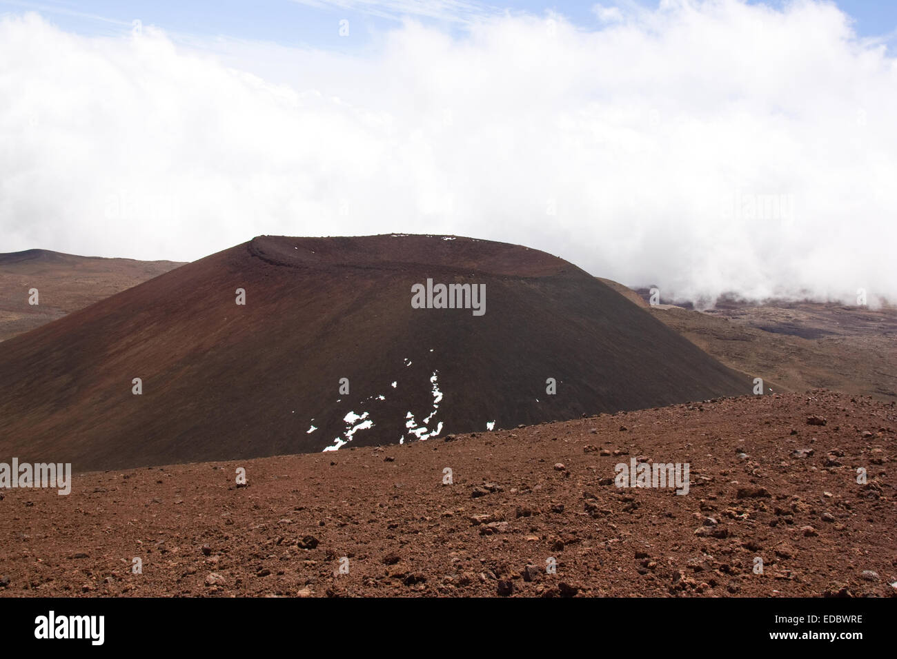 Cono de ceniza cerca de la cima del volcán Mauna Kea Foto de stock