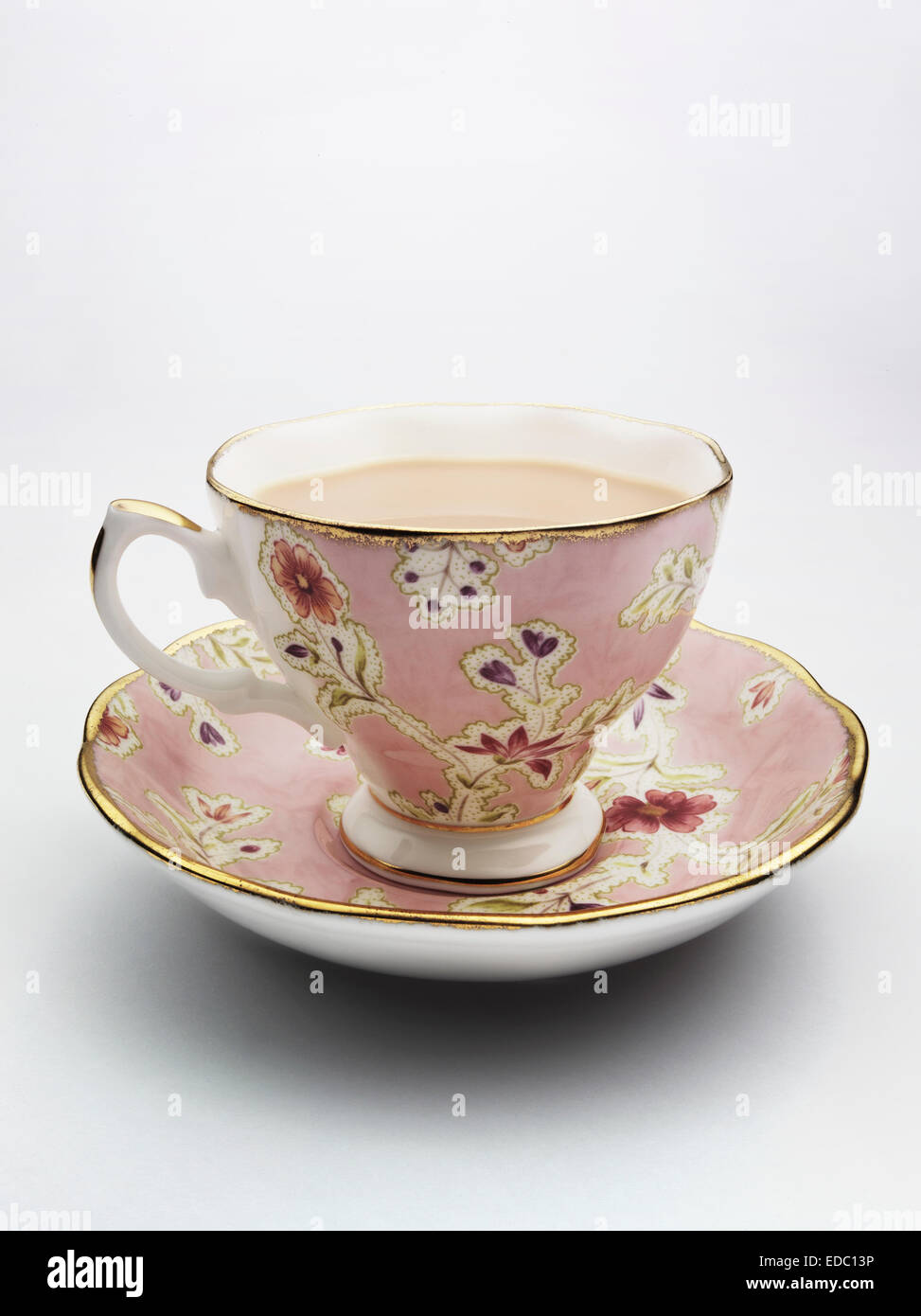 Una taza de té en un fondo blanco. La copa es un antiguo tipo antique cup  Fotografía de stock - Alamy