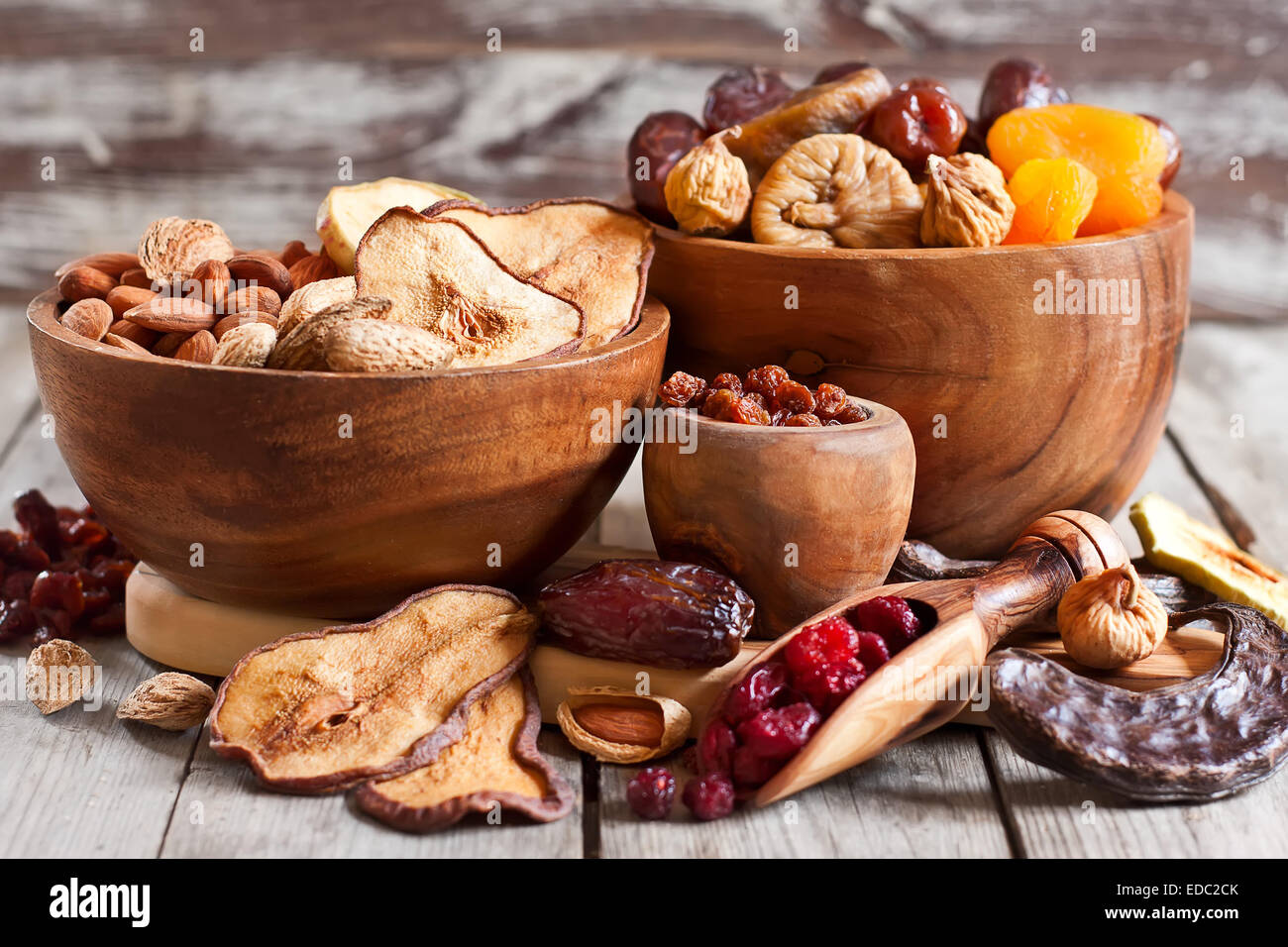 Mezcla de frutos secos y almendras - símbolos de vacaciones judaico Tu Bishvat. Foto de stock
