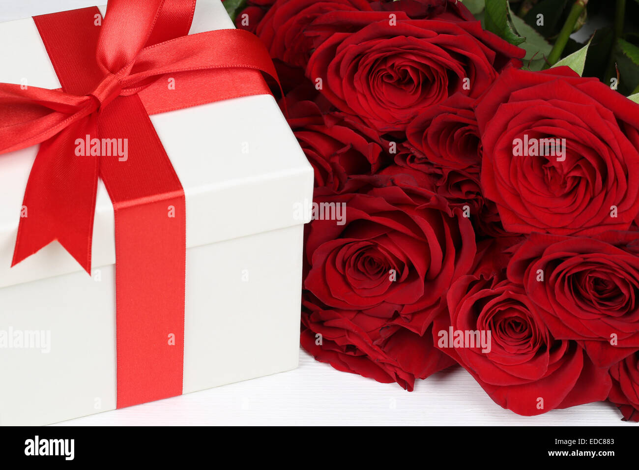 Caja de regalo con rosas flores para regalos de cumpleaños, San Valentín o  el día de la madre Fotografía de stock - Alamy