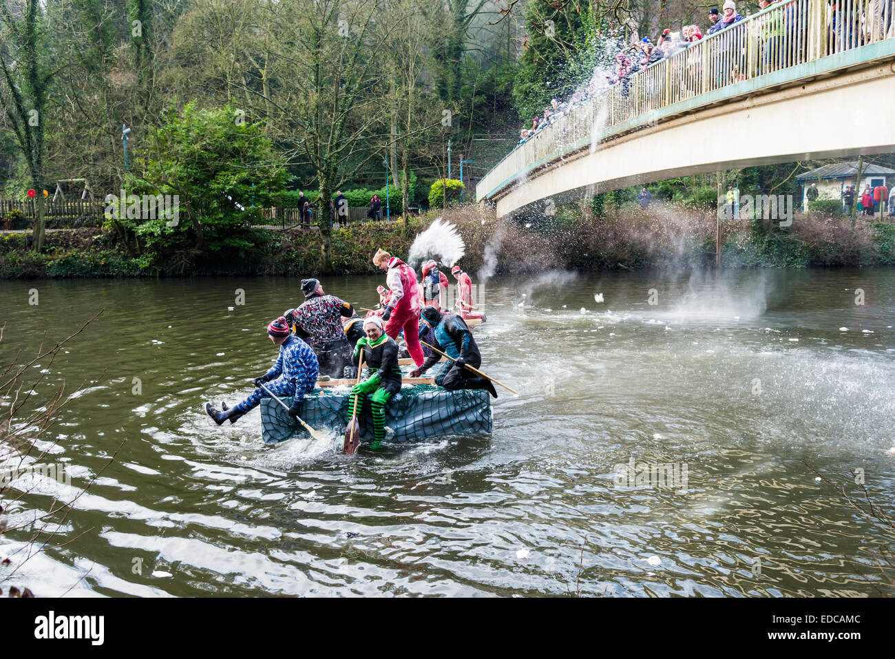 Carrera Balsa anual celebrada el Boxing Day en el río Derwent en Derbyshire Peak District Matlock para recaudar dinero para obras benéficas Foto de stock