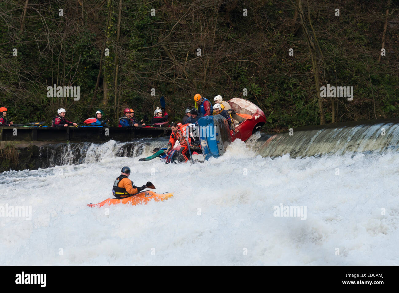 Carrera Balsa anual celebrada el Boxing Day en el río Derwent en Derbyshire Peak District Matlock para recaudar dinero para obras benéficas Foto de stock