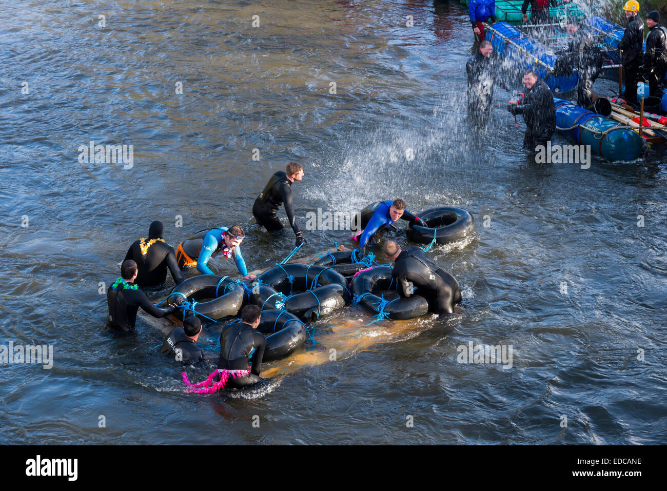 Carrera Balsa anual celebrada el Boxing Day en el río Derwent en Derbyshire Peak District Matlock para recaudar dinero para obras benéficas Foto de stock