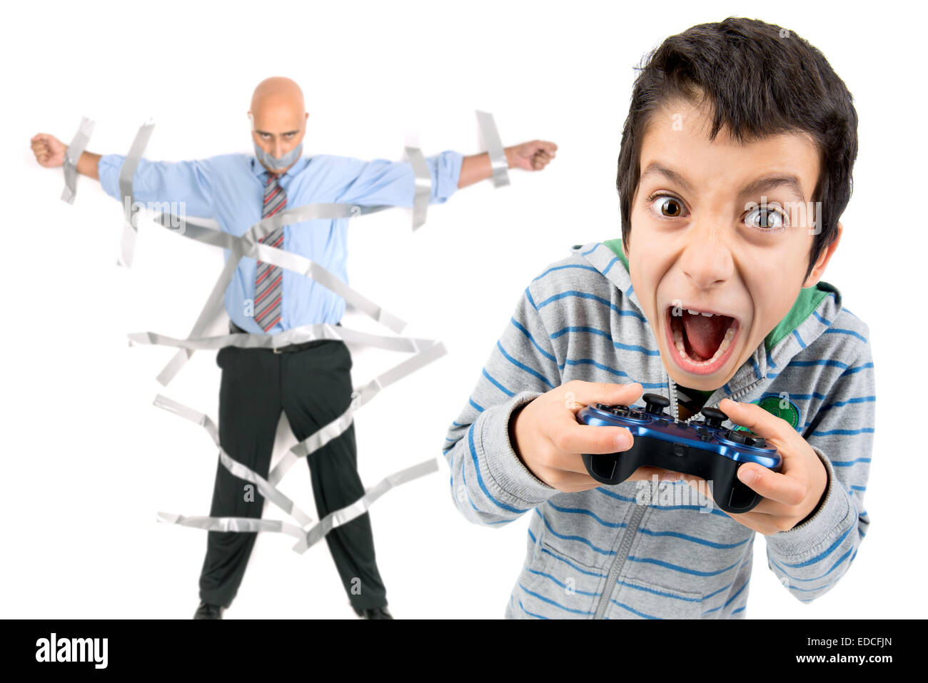Boy jugar video juegos y papá pegado a la pared con cinta adhesiva en el  fondo Fotografía de stock - Alamy