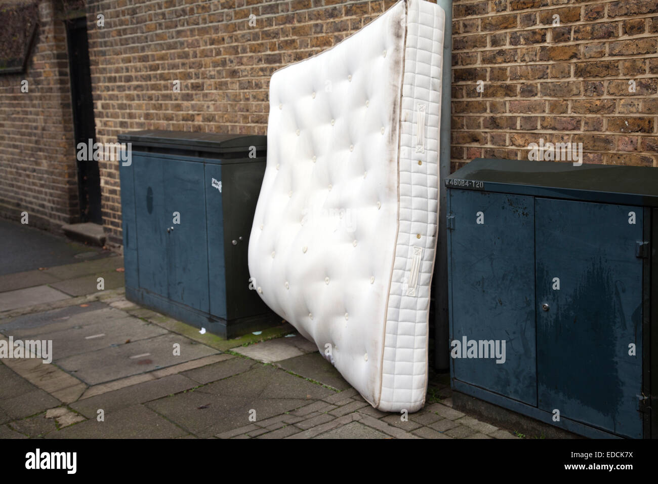 Descartan colchón Carretera en Battersea, Londres, Gran Bretaña Fotografía  de stock - Alamy