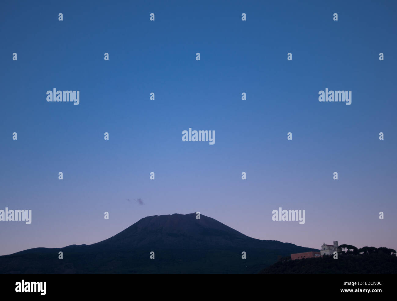 Vesuvio y S'Alfonso hill al atardecer vista desde Torre del Greco (Nápoles, Italia) Foto de stock