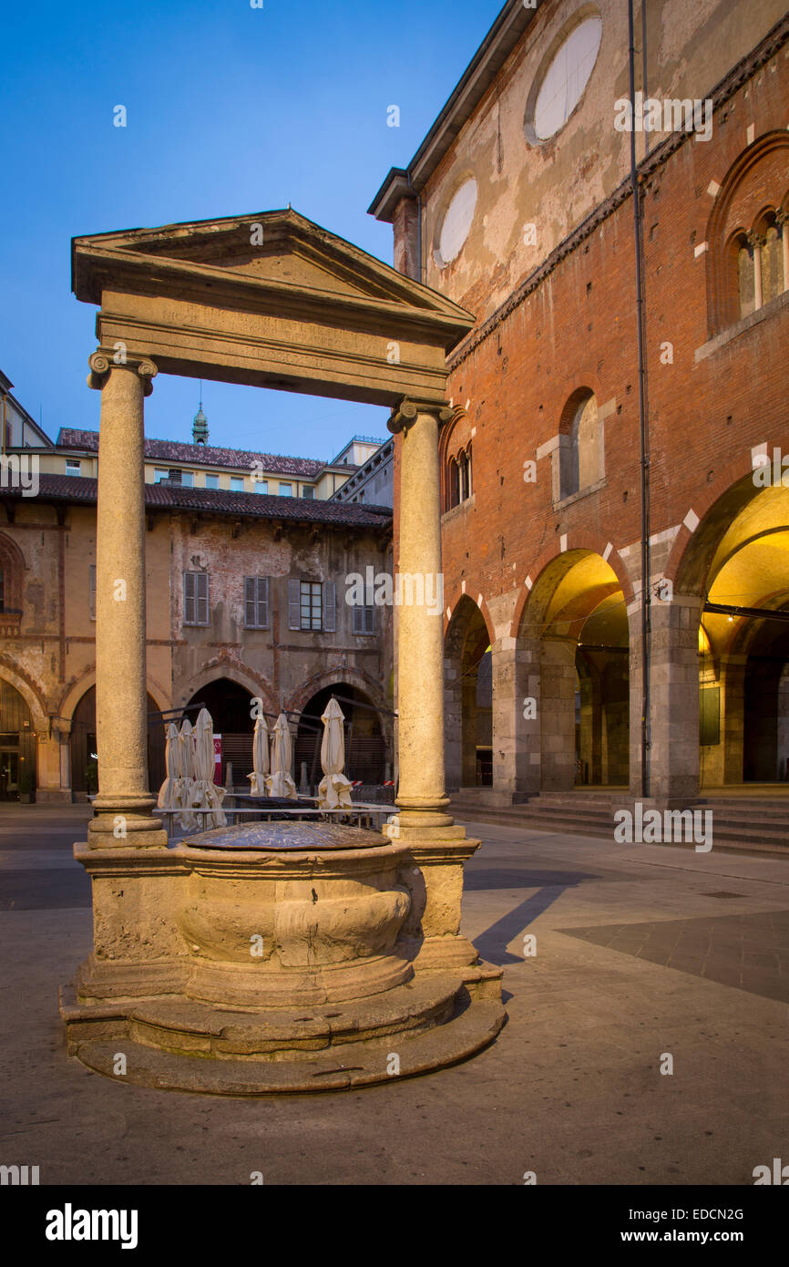 Plaza del mercado antiguo, Piazza dei Mercanti y el Palazzo della Ragione, Milán, Lombardía, Italia Foto de stock