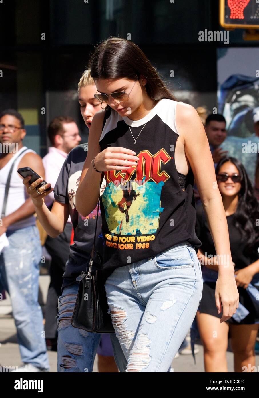Kendall Jenner, vistiendo pantalones rip y una parte superior de AC/DC,  cuelga fuera con Hailey Baldwin en la Ciudad de Nueva York que incluye: Kendall  Jenner donde: Ciudad de Nueva York, Nueva