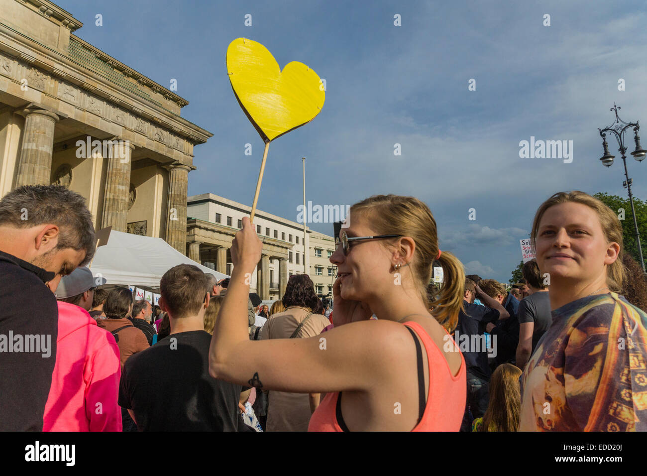 Pacífica manifestación antiguerra en la Puerta de Brandeburgo, Berlín, Alemania Foto de stock