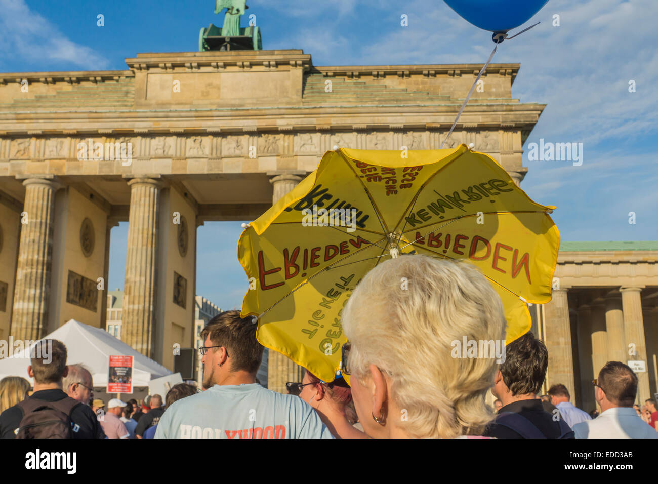 Pacífica manifestación antiguerra en la Puerta de Brandeburgo, Berlín, Alemania Foto de stock