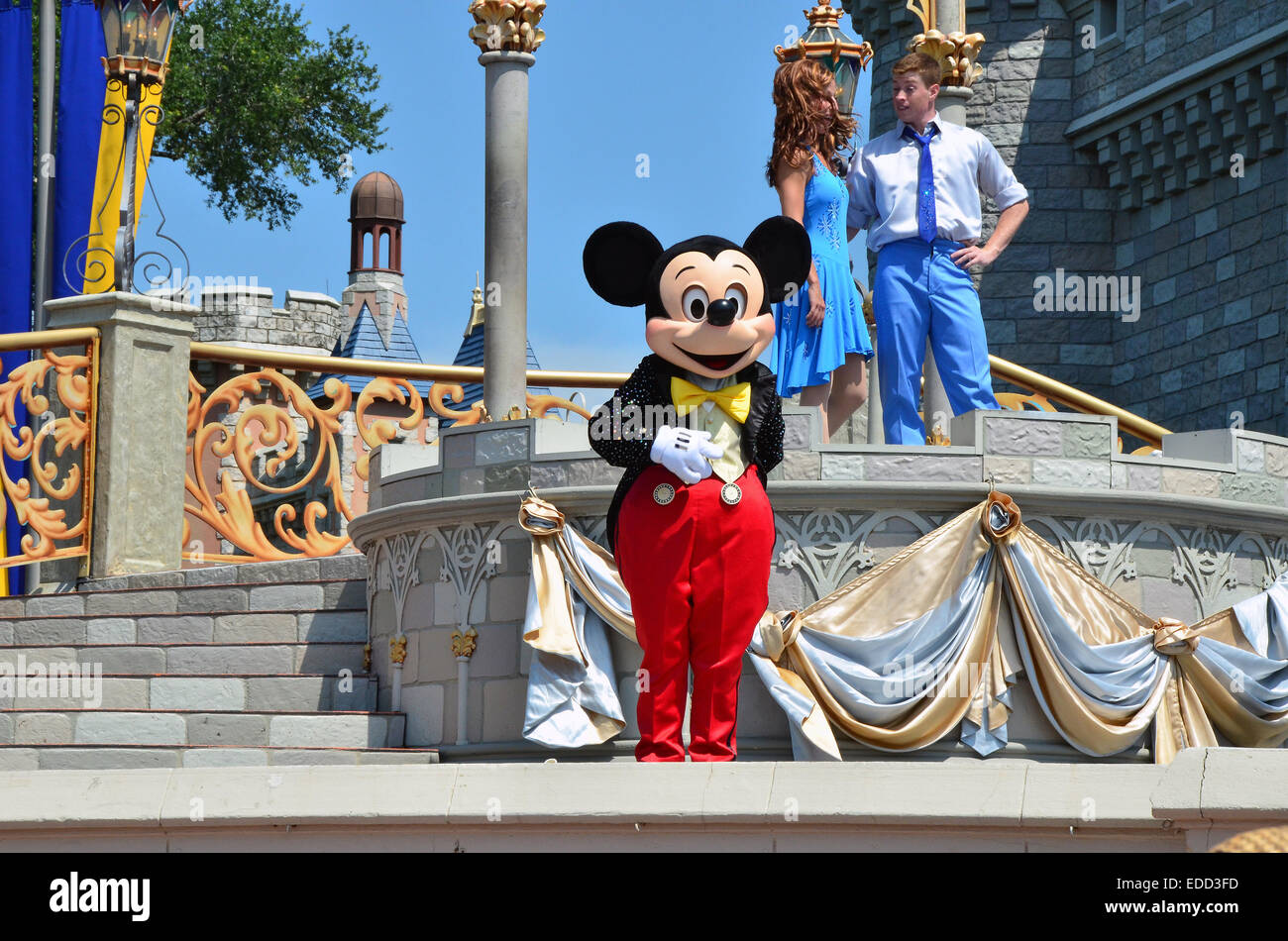 Mickey Mouse enfrente de Cinderella Castle en Magic Kingdom, Disney World Resort, Orlando, Florida. Foto de stock