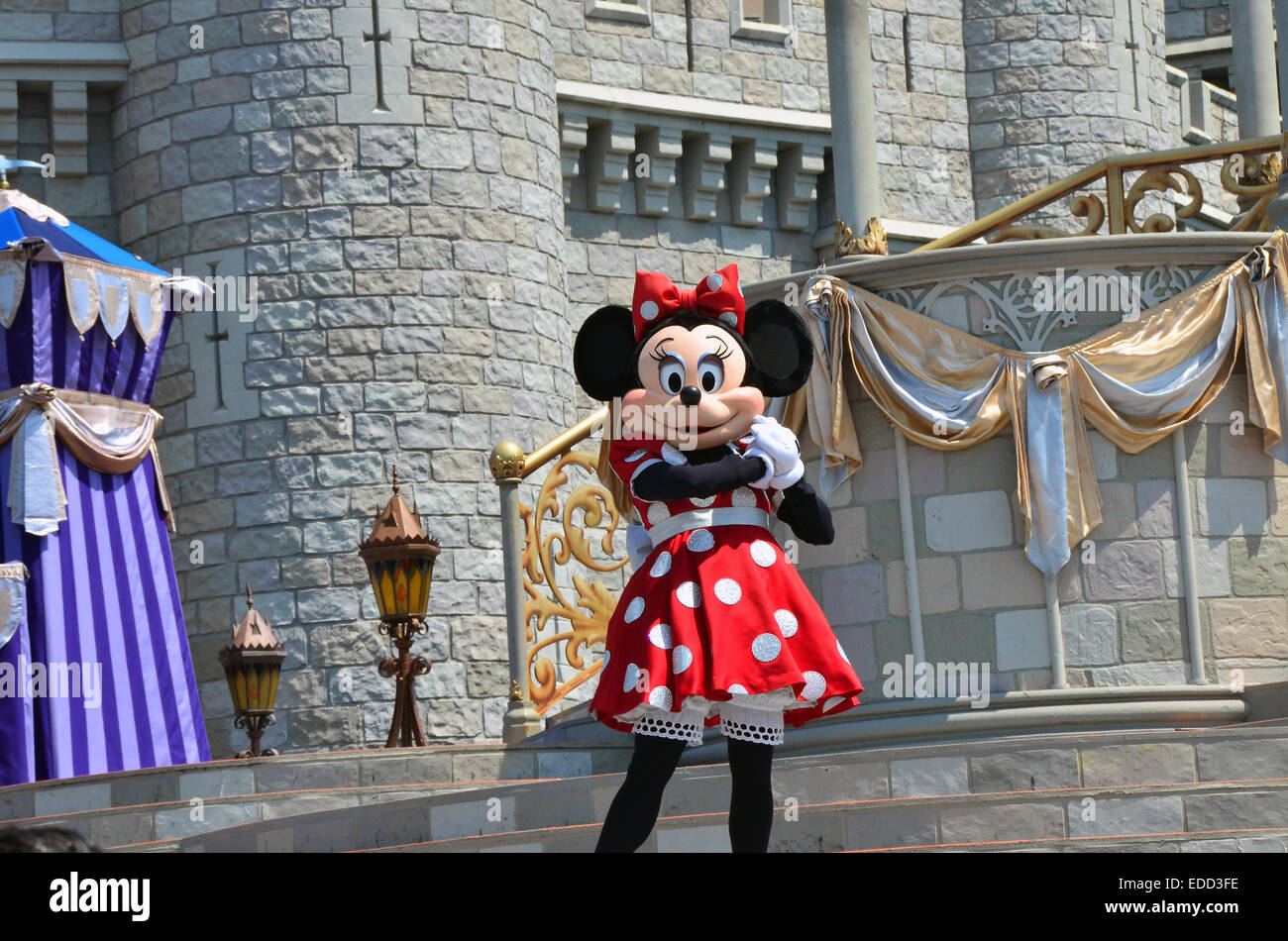 Minnie Mouse enfrente de Cinderella Castle en Magic Kingdom, Disney World Resort, Orlando, Florida. Foto de stock