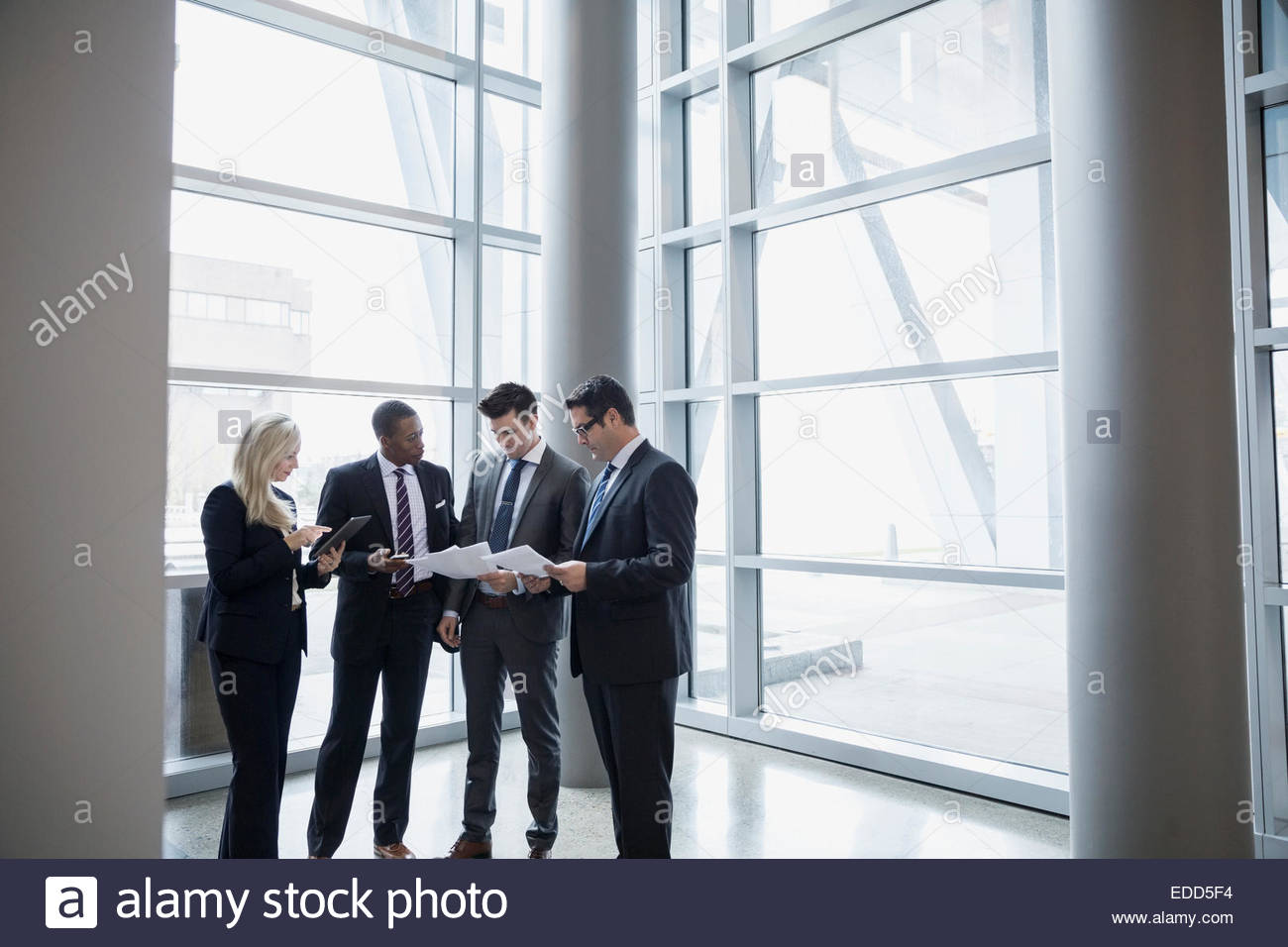 Gente de negocios discutiendo papeleo Foto de stock