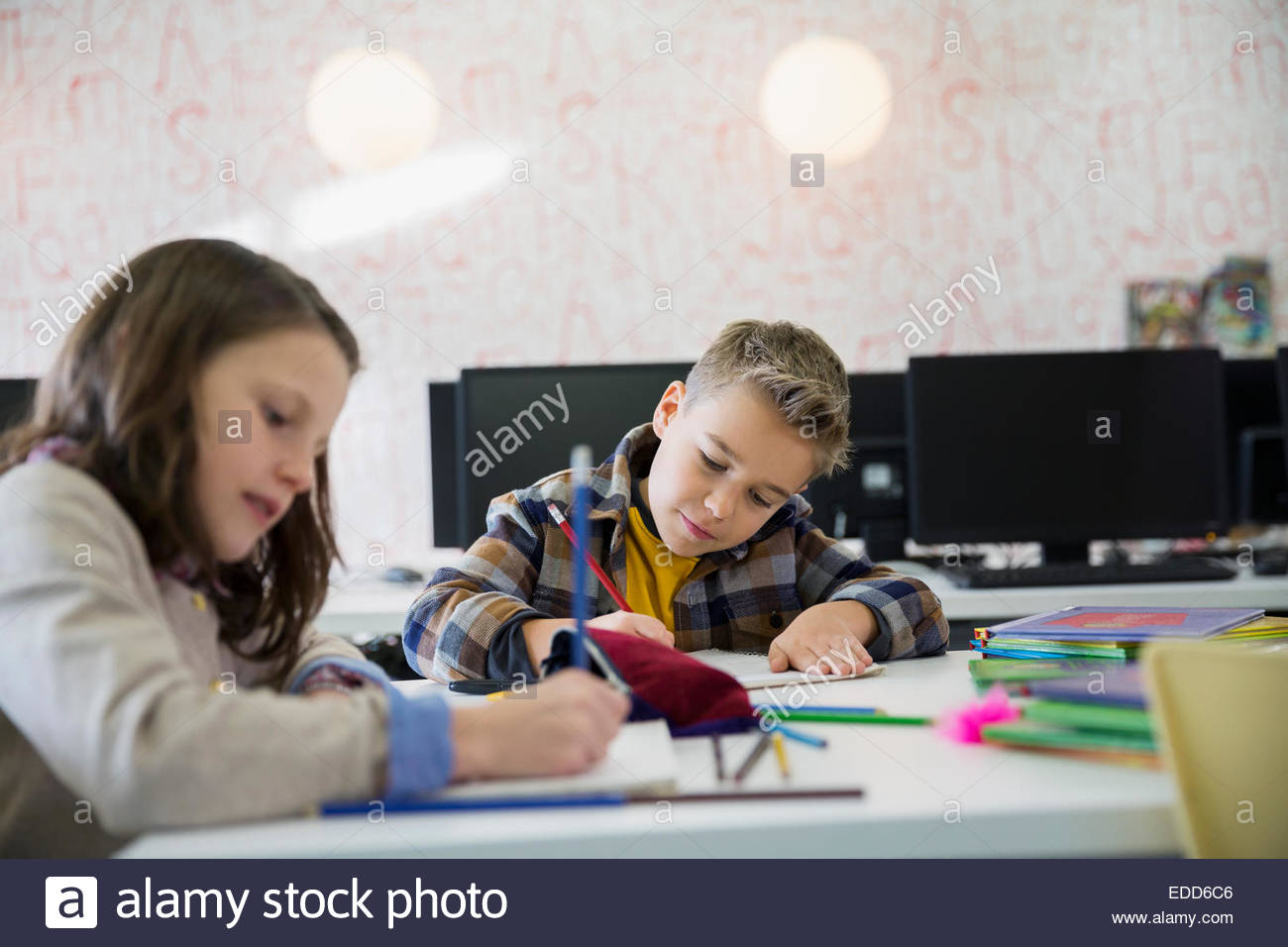 Los estudiantes de primaria en el aula de dibujo Foto de stock
