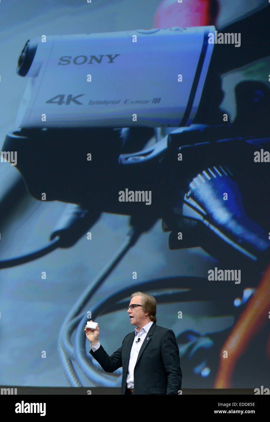 Las Vegas, EE.UU. 5 de enero de 2015. Sony Electronics Presidente y COO Mike Fasulo muestra la acción de 4K de Sony Cam en una conferencia de prensa durante el 2015 International Consumer Electronics Show (CES) en Las Vegas, Estados Unidos, el 5 de enero de 2015. Crédito: Bogu Yin/Xinhua/Alamy Live News Foto de stock